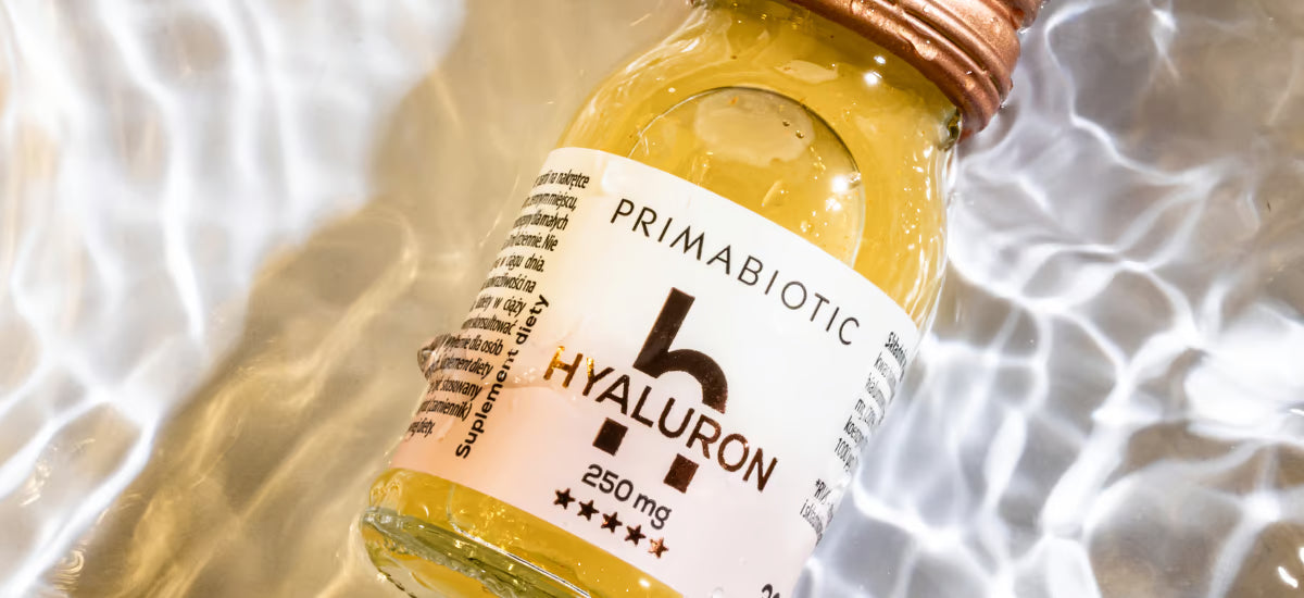 Primabiotic Hyaluron 250 mg – hyaluronic acid drink in a glass bottle, submerged in water, supporting skin hydration and regeneration from within